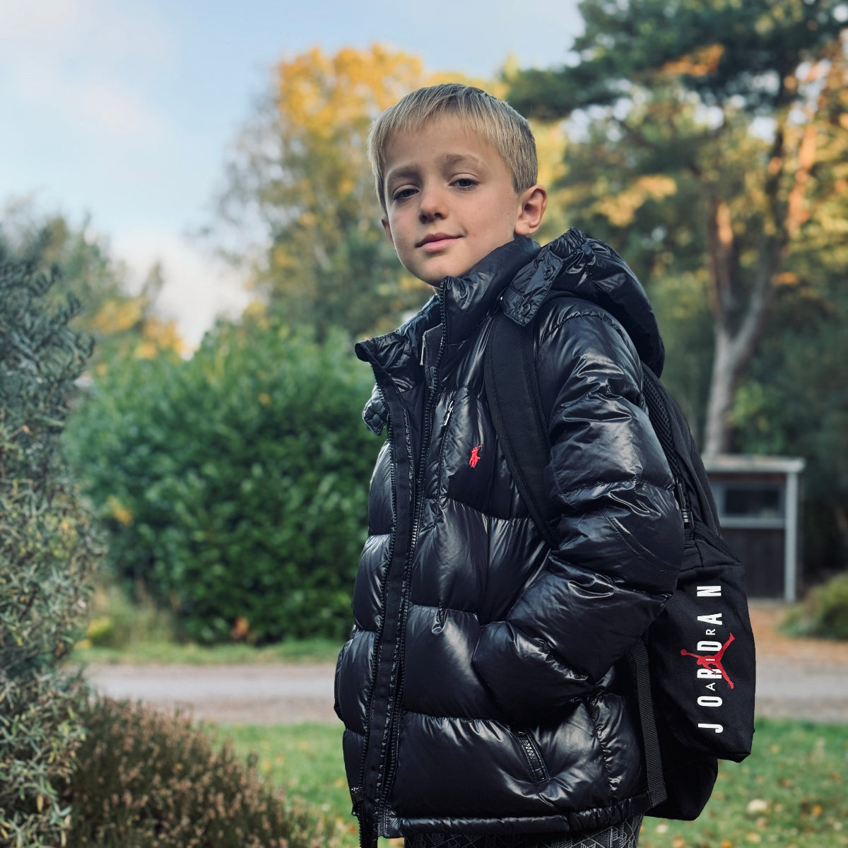 GLOSSED DOWN HOODED JACKET - SVART