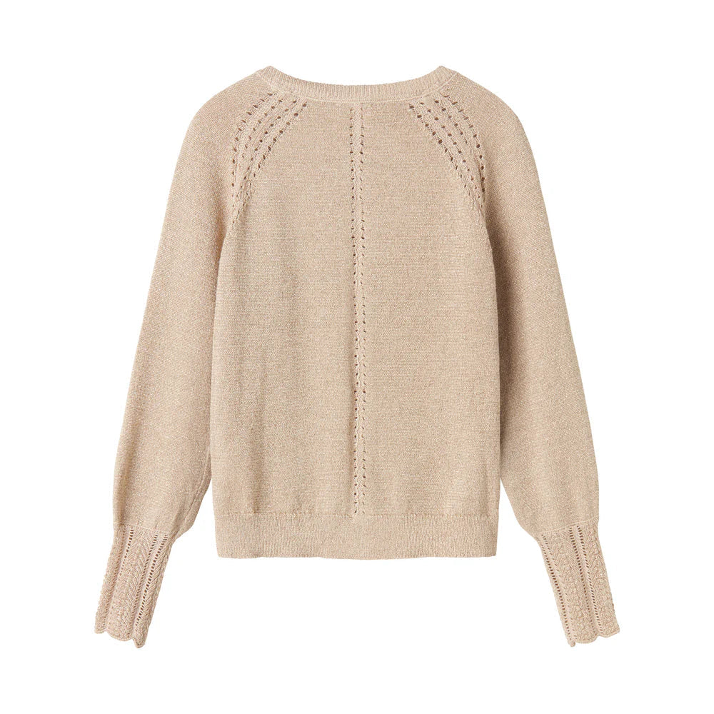 Baksidan av en beige/guldig kofta med fina detaljer. Fotograferad mot en vit bakgrund.