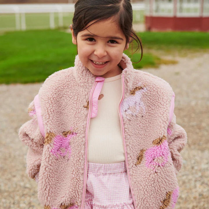 Flicka iklädd teddyjacka med unicorns från Copenhagen Colors